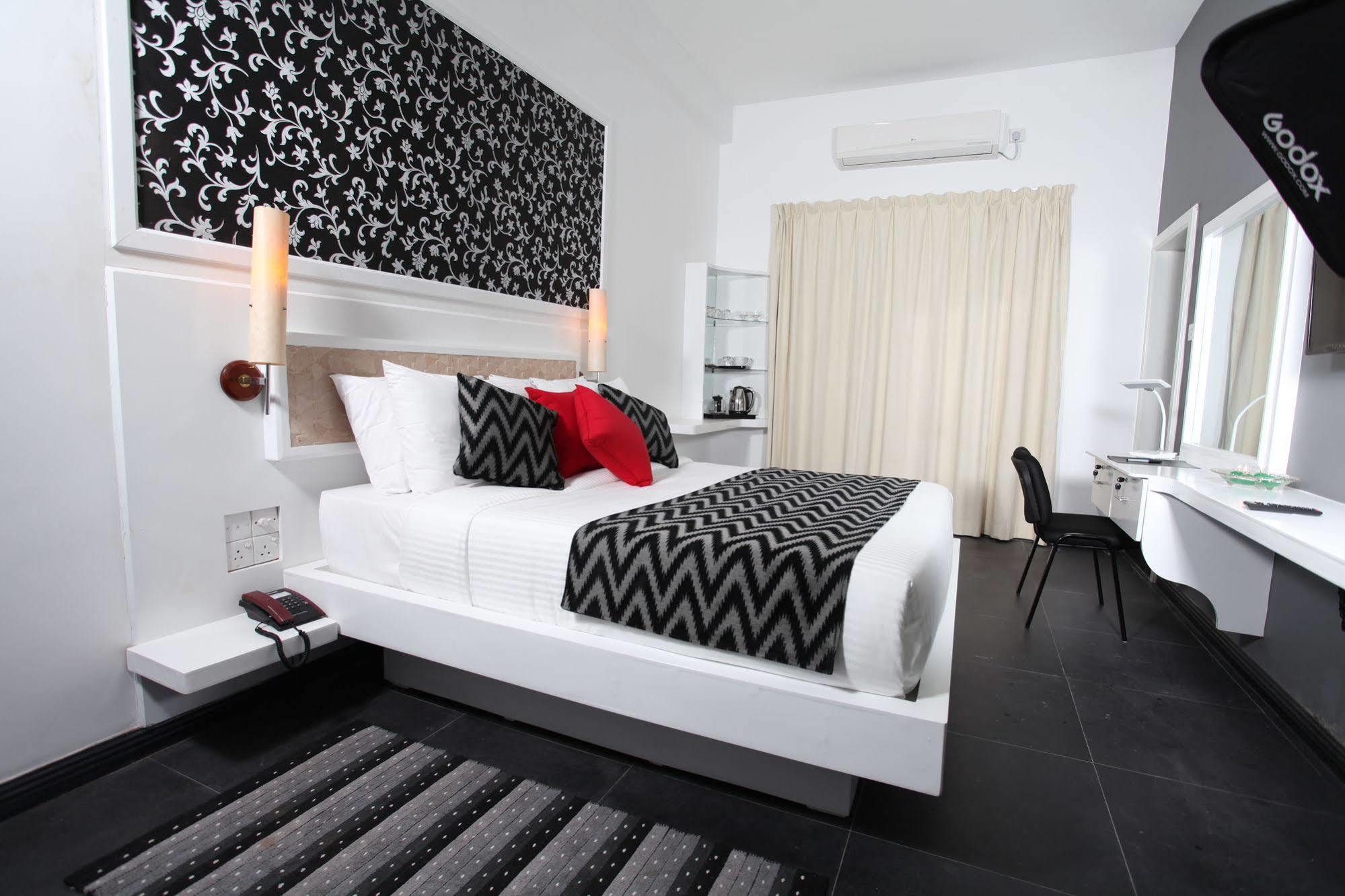 อยานา บูทิก โฮเต็ล Hotel แคนดี้ ภายนอก รูปภาพ