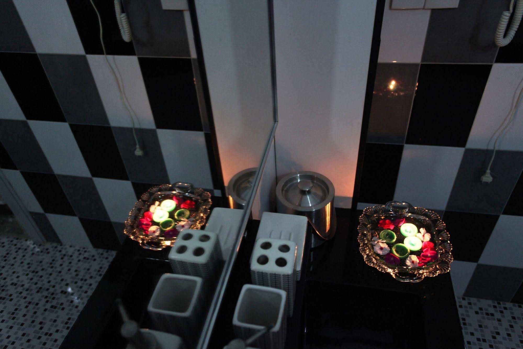 อยานา บูทิก โฮเต็ล Hotel แคนดี้ ภายนอก รูปภาพ